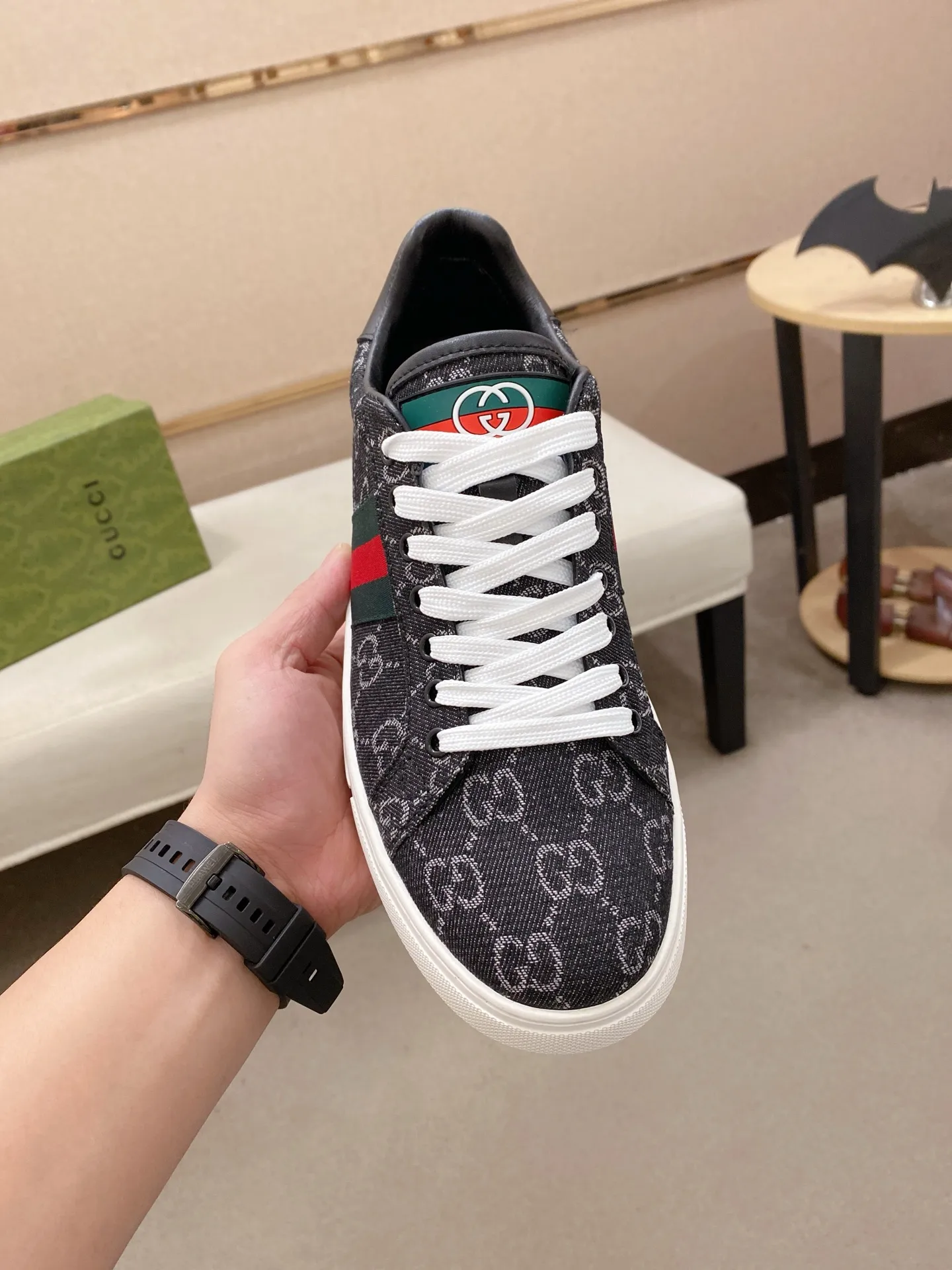 Factory price: 460💰 (GUCCI) The latest model from the official website 🎁🎁Casual and fashionable men's shoes👟, hot style 💥The version is simple and elegant, exclusive for trendy men. Unique official website latest brand elements 👑Gucci original decoration, fashionable and generous, the fabric is original cowhide ✅sheepskin lining, the official website specifies wear-resistant casual outsole, the classic model is taken in kind at the counter🎬38-44 (45 is not returned or exchanged)